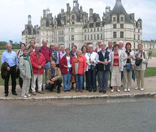 Die Reisegruppe vor Schloss Chambord