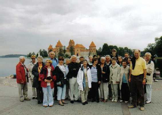 Die Reisegruppe vor der Inselburg Trakei