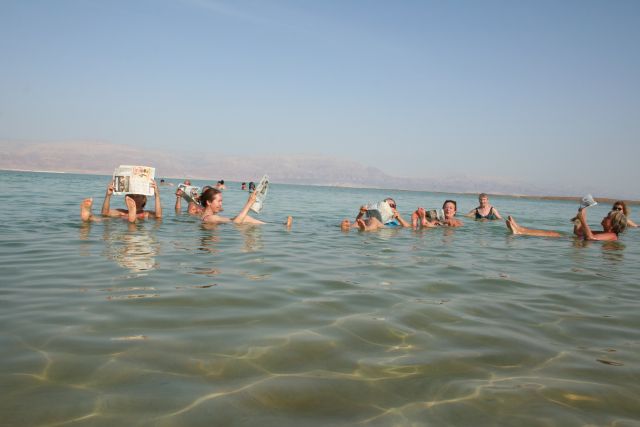 Beim typischen Touristenfoto im Toten Meer