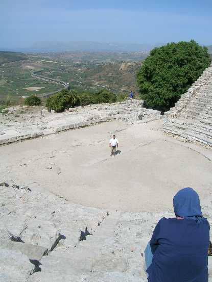 Leos Brgschaft im Amphitheater von Segesta