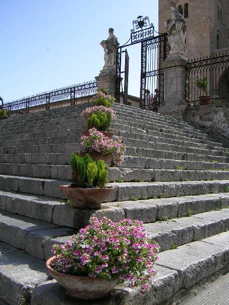 Blumen an der Treppe zum Dom in Cefalu