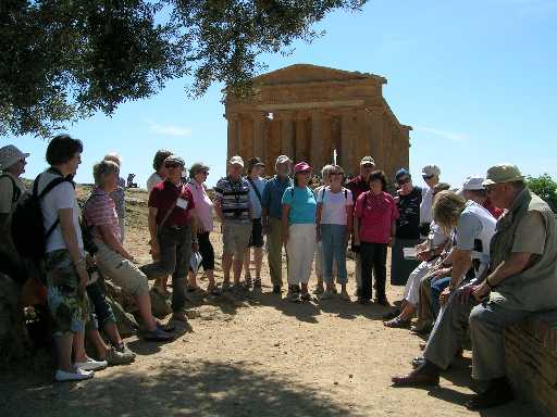 Gruppe vor dem Concordia-Tempel in Agrigent