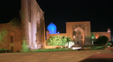 Registan von Samarkand bei Nacht
