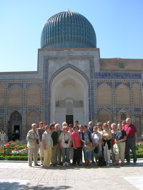 Die Reisegruppe vor dem Gur Emir in Samarkand