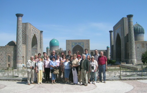 Die Reisegruppe am Registan in Samarkand